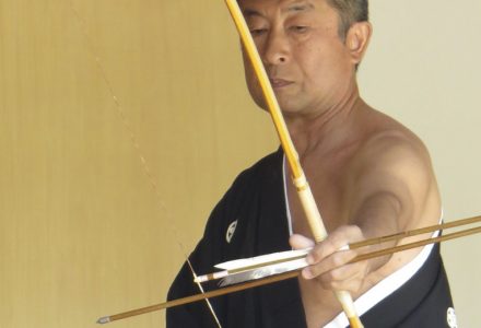 Prof. Ken Kurosu von der Tohoku Gakuin Universität in Japan unterrichtet Kyudo in Rottweil