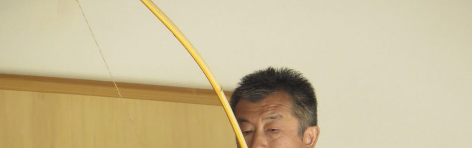 Prof. Ken Kurosu von der Tohoku Gakuin Universität in Japan unterrichtet Kyudo in Rottweil