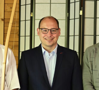 Oberbürgermeister Dr. Ruf beeindruckt von der meditativen Ruhe. Das Stadtoberhaupt besucht die Japanischen Bogenschützen im Neckartal